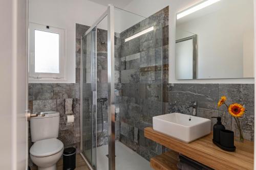 a bathroom with a toilet and a sink at Casa Majina in El Islote