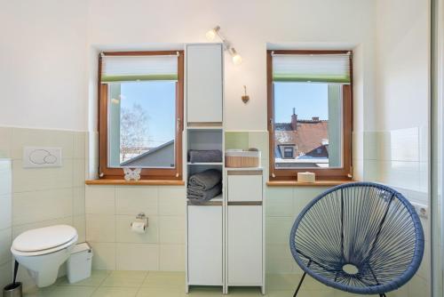 ein Badezimmer mit Toilette und einem blauen Ventilator in der Unterkunft Spreequartier in Malschwitz