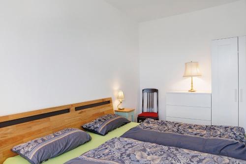 two beds in a room with two lamps at Am Rothen Hang in Oberelsbach
