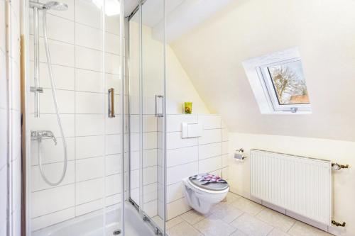 a bathroom with a shower and a toilet at Ferienwohnung Für Monteure in Templin