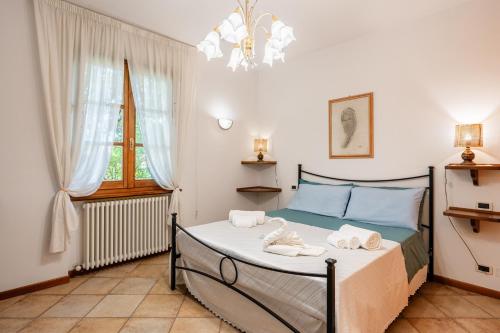 a bedroom with a bed with blue pillows on it at La Casa nel Verde in Altopascio
