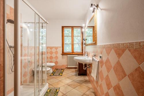 a bathroom with two sinks and a shower at La Casa nel Verde in Altopascio
