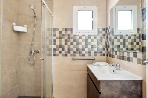 a bathroom with a sink and a shower at Casa Maria Jose in Cádiz