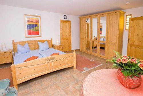 a bedroom with a large wooden bed in a room at Ferienwohnung Maribell in Jabel