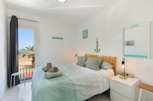 a bedroom with a bed with a view of the beach at Surf Home Sea View in Costa de Antigua