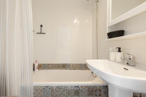 a bathroom with a white tub and a sink at Surf Home Sea View in Costa de Antigua