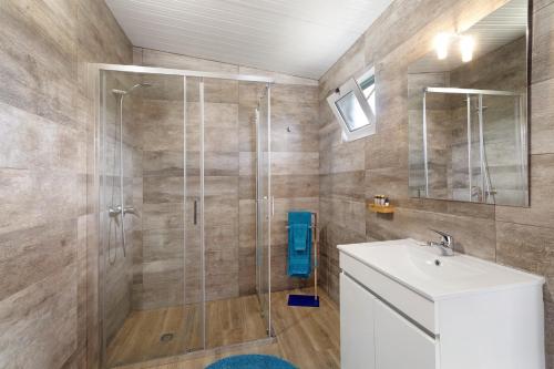 a bathroom with a shower and a sink at Casa Verdelho in Palmela