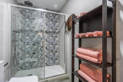 a bathroom with a shower and some towels at Apartamento Tom-Isi in Rota