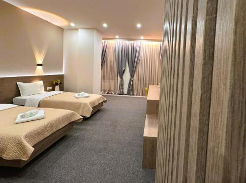 ein Hotelzimmer mit zwei Betten in einem Zimmer in der Unterkunft Hotel Liad City Center in Bukarest
