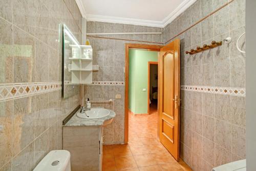 a bathroom with a sink and a toilet at Finca Tropical in Ingenio