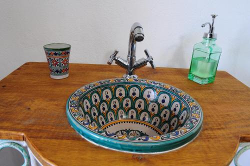 a sink sitting on top of a wooden table at Casa da Avó Nina in Fuzeta