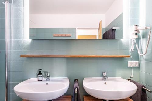 a bathroom with two sinks and a mirror at Fewo Am Feldberg Gipfel in Feldberg