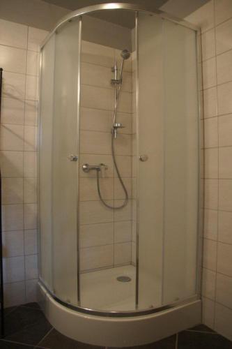 una doccia con una porta in vetro in un bagno di Pensjonat Amber a Pobierowo