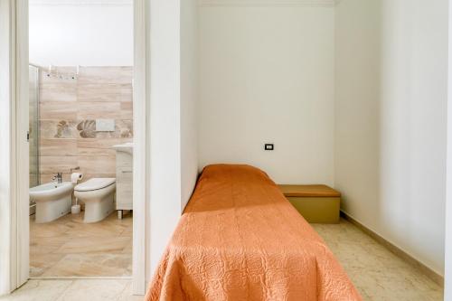 a bedroom with a bed and a bathroom at Villa Bludea - Salento in Torre Lapillo