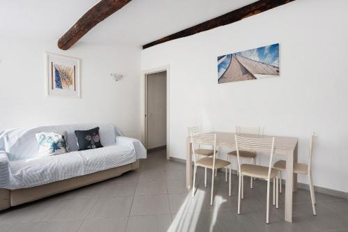 a white living room with a table and a couch at Donadelmar2 in Riomaggiore