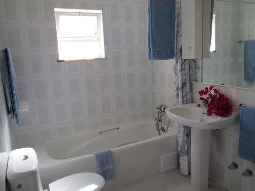 a bathroom with a tub and a sink and a toilet at Villa Carvoeiro Ceu in Lagoa