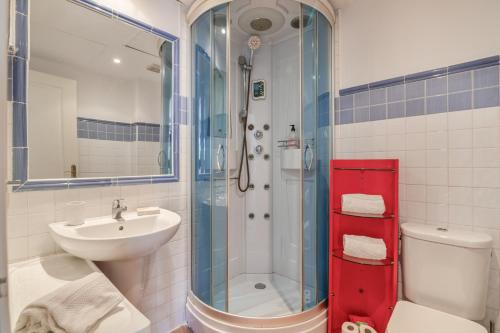 a bathroom with a shower and a sink and a toilet at Con piscina en playa Islantilla in Islantilla