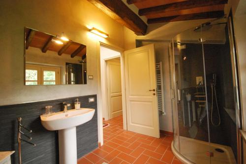 a bathroom with a sink and a shower at Villa con piscina in Capannori