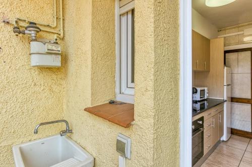 a kitchen with a sink and a window at Apartamento la Siesta in L'Escala