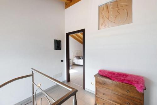 a room with a wooden dresser and a mirror at Il Nido Del Colibrì in Stazzona
