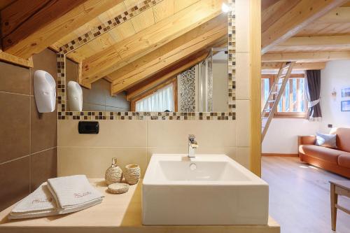 a bathroom with a white sink in a room at Mas Di Zonadi in Rabbi