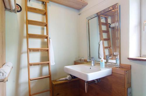 a bathroom with a sink and a mirror at Das blaue Haus in Pfullendorf