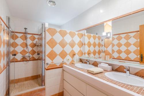 a bathroom with two sinks and a shower at Villa Costabella in Marbella