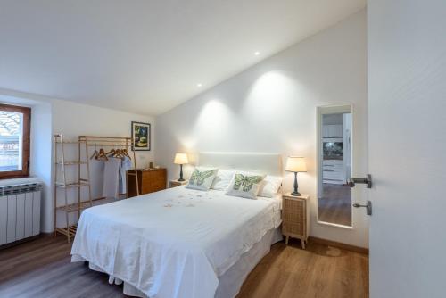 a bedroom with a large white bed and a window at Il Teatro in San Gimignano