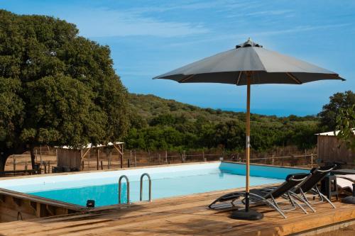 Piscina a Les Chalets De Tesa o a prop