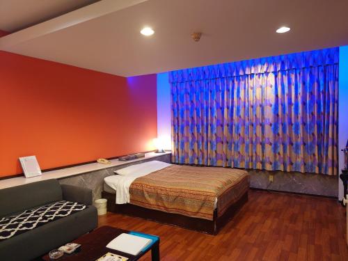 a hotel room with a bed and a colorful wall at Hotel SOGNA ソニアAdultOnly in Miyaki