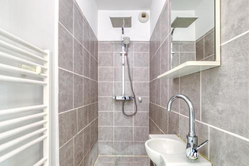 a bathroom with a shower and a sink at Petite maison Aigues Mortes in Aigues-Mortes