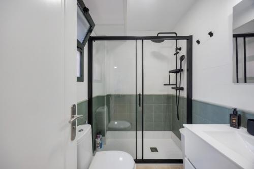 a bathroom with a shower and a toilet and a sink at Casa Siempreviva in Tarifa