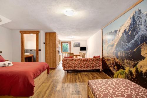 a hotel room with two beds and a couch at Aux Pieds du Malatra' 2 in Saint-Rhémy-en-bosses