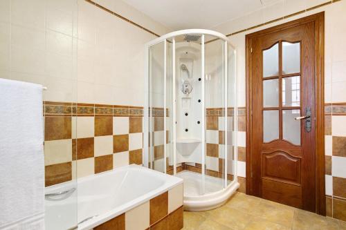 a bathroom with a tub and a shower and a toilet at Casa Glory in Antigua