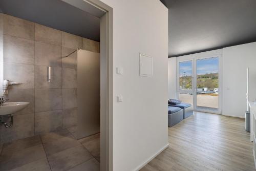 ein Badezimmer mit Toilette, Waschbecken und Spiegel in der Unterkunft Boardinghouse27 in Dußlingen