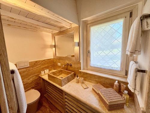 a bathroom with a sink and a window at Petra d'arana in Palau