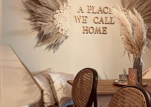 a room with two chairs and a table with feathers on the wall at Heart Ferienwohnungen Frida I Kahlo in Vogtsburg