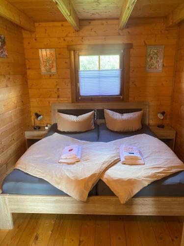 a bedroom with a bed in a log cabin at Ferienhaus Gross Nemerow in Groß Nemerow