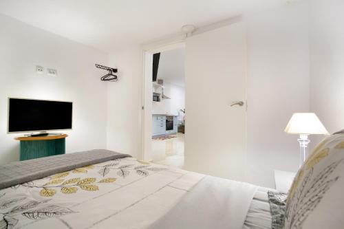 a white room with a television and a bed at Los Abuelos 2 Icod in Icod de los Vinos