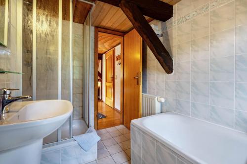 a bathroom with a sink and a bath tub at Ferienhaus Henneberg in Johanngeorgenstadt