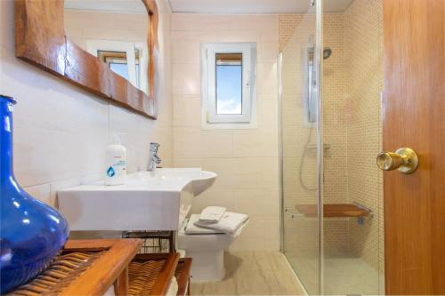 a bathroom with a sink and a glass shower at Apartamento Noenil in L'Estartit