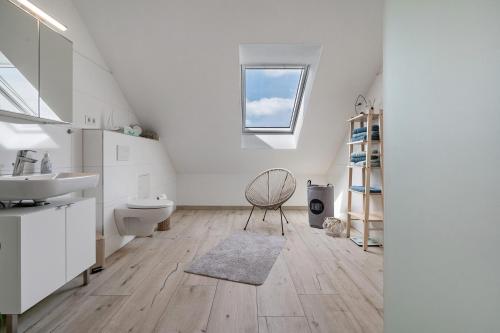 a bathroom with a sink and a toilet and a window at Ferienwohnung Auszeit in Kargow