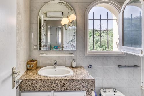 a bathroom with a sink and a mirror at Casa 3 Dormitorios Con Piscina in L'Escala