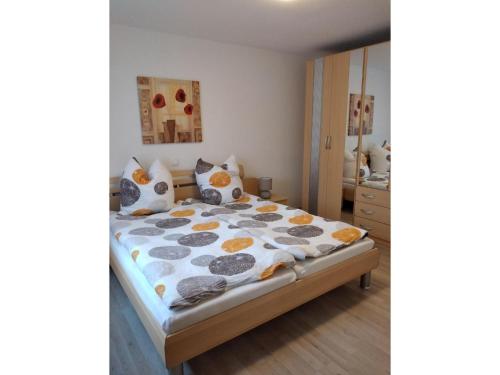 a bedroom with a bed in a room at Mayntz' Albjuwel in Meßstetten
