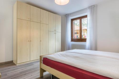a bedroom with a bed and a window at Appartamento dorsino in Dorsino