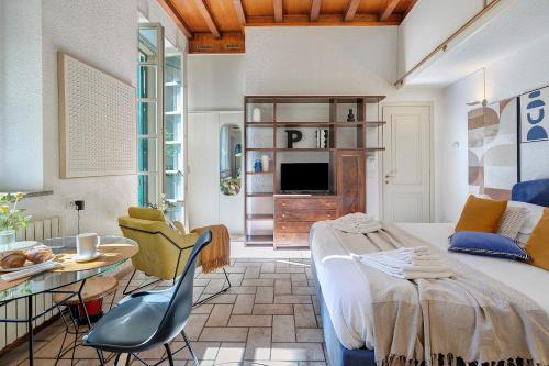 a room with a bed and a table and chairs at Studio Apartment 1 Min From Lake in Como