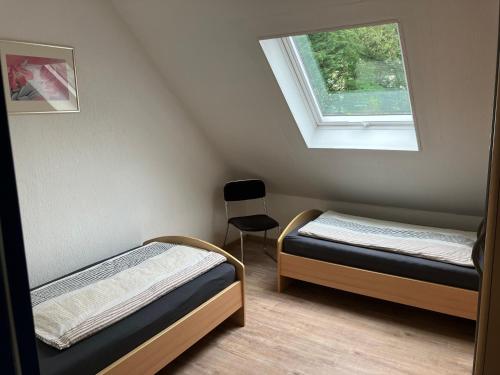 a small room with two beds and a window at Kehl Vogt Ferien Apart in Warstein