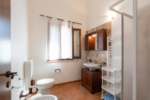 a bathroom with a toilet and a sink at Villa Zagara in Partinico