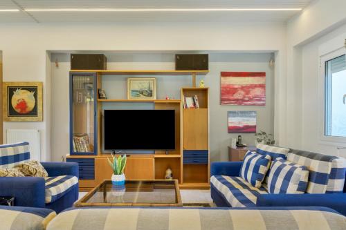 Beach Family Villa in Artemida