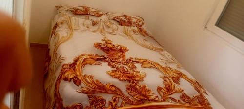 ein gold-weißes Kleid hängt an einer Wand in der Unterkunft Brač Milna in Milna